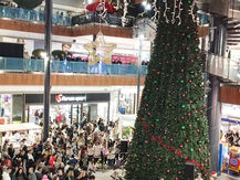 В торговом центре Habaneras зажглись рождественские огни