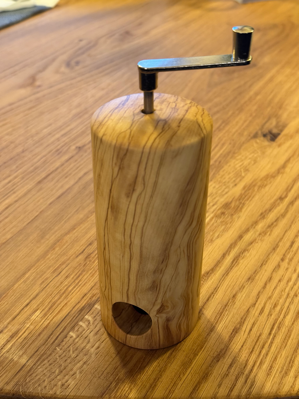 Muskatnuss-Mühle aus Olivenholz aus Griechenland, geölt