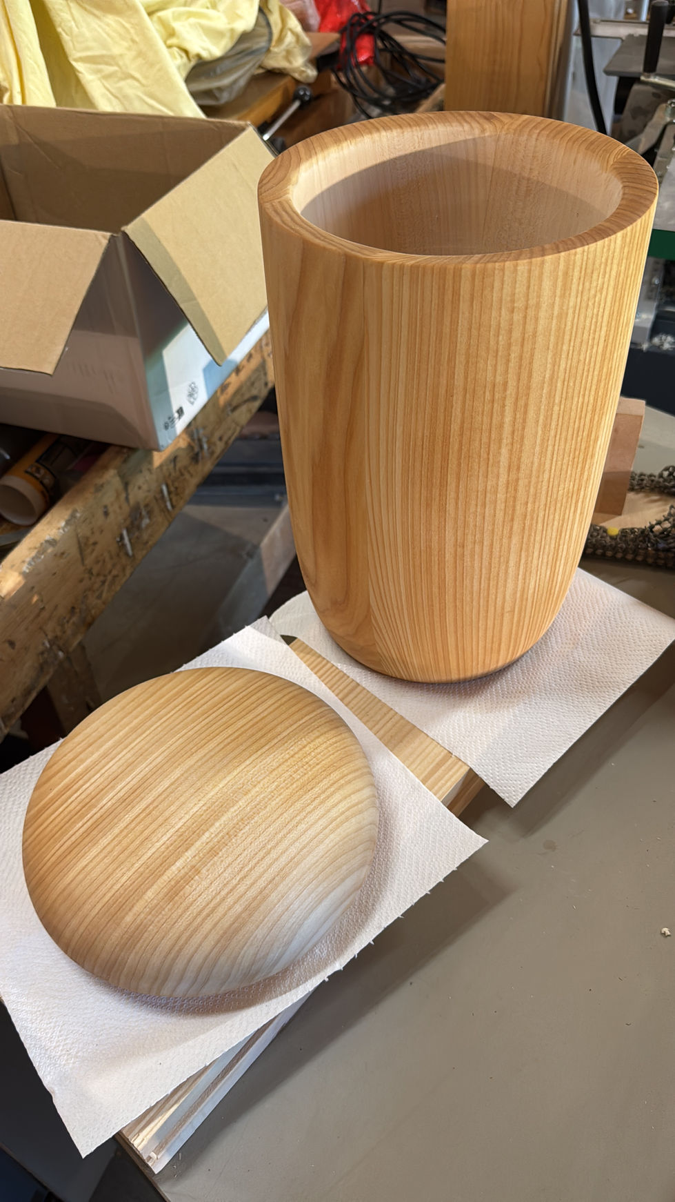 Urne aus Lindenholz, geölt, mit Deckel