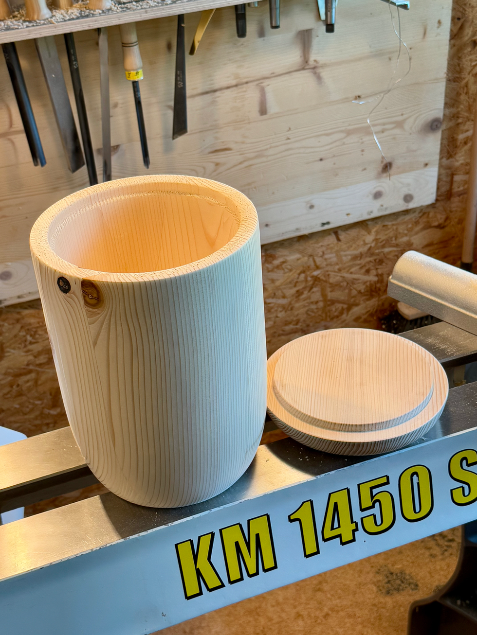 Urne aus Tannenholz, geölt, mit Deckel