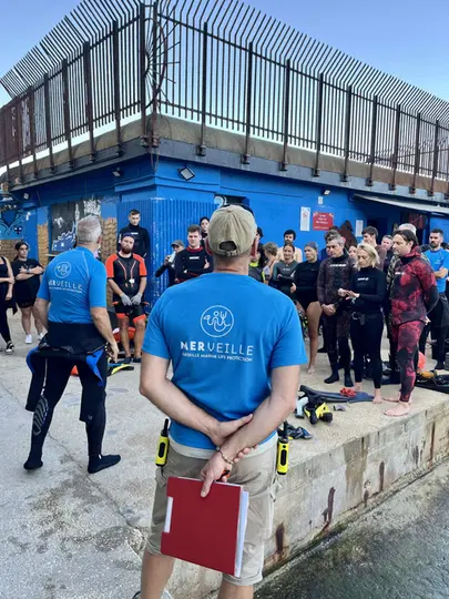 Briefing avant opération de dépollution marine au Vallon des Auffes, Marseille, avec l'association Merveille, 2025