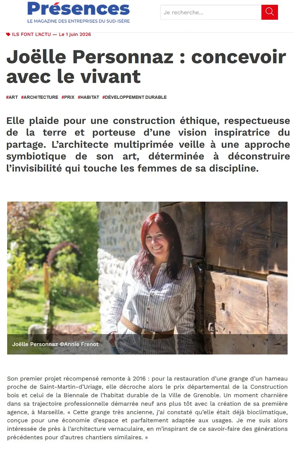 Article « Joëlle Personnaz, concevoir avec le vivant », magazine Présences, le magazine des entreprises du Sud-Isère, 1er juin 2026. Portrait de l'architecte écologique. Photo Annie Frenot.