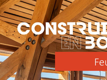 Couverture du guide Construire en bois, Spécial Feuillus n°8, édité par Fibois Auvergne-Rhône-Alpes en 2024, dans lequel est présenté le projet Au Bonheur des Dames de l'Atelier Joëlle Personnaz architecte.