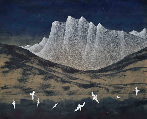 נוף הררי בגווני כחול-אפור-לבן בו נראות גבעות נמוכות והרים גבוהים לבנים דמויי מצוקים. במישור הקידמי סילואטים של ציפורים לבנות הנידמות כחגות סביב טרף כלשהו על פני הקרקע.