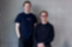 Foto der Geschäftsführer von Sunpeak Capital. Link stehend Jan Niklas Steg, rechts sitzen Konstantin Küstermann