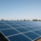 Freiflächen Solaranlage unter blauem Himmel