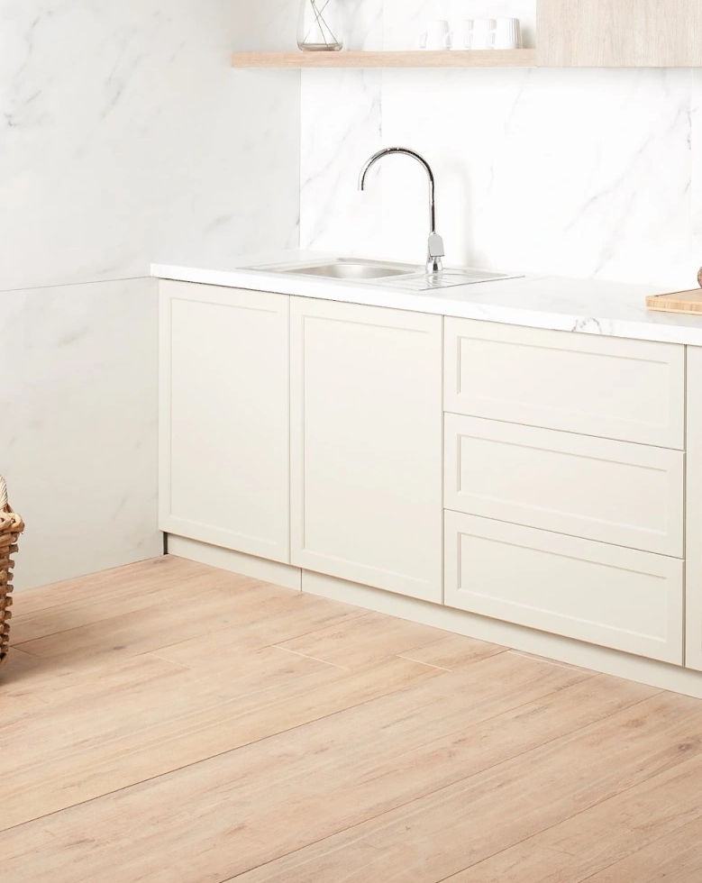 Cuisine moderne lumineuse, armoires blanches, évier, sol en bois clair