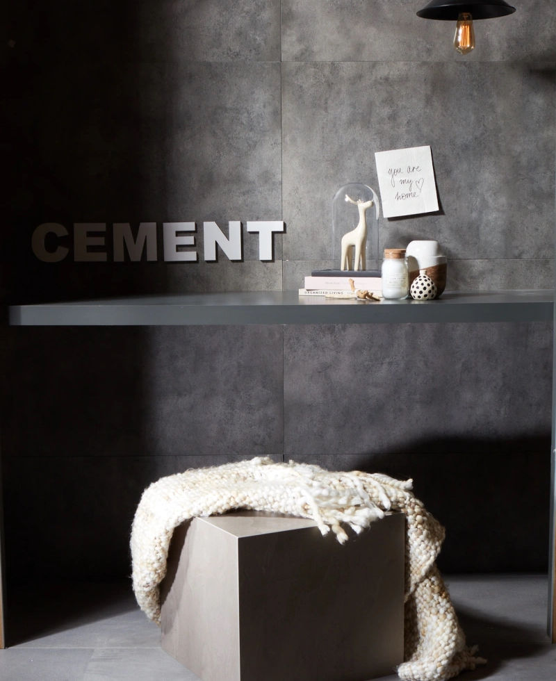 Mur et comptoir effet ciment avec texte CEMENT