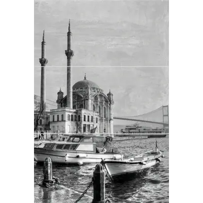 Mosquée avec minarets, bateaux et pont sur l'eau en noir et blanc.