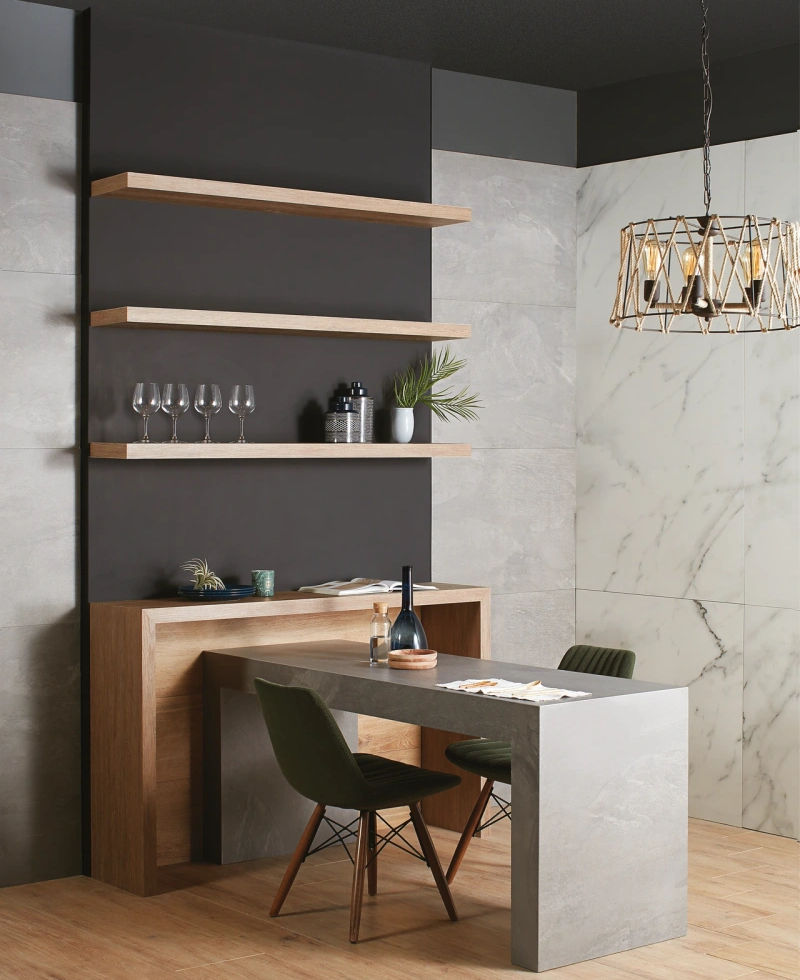 Intérieur moderne avec comptoir gris clair et étagères bois.