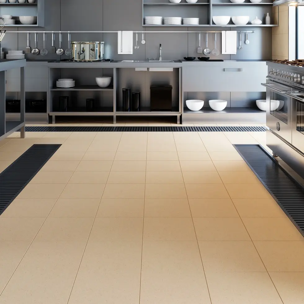 Cuisine professionnelle avec caniveaux de sol