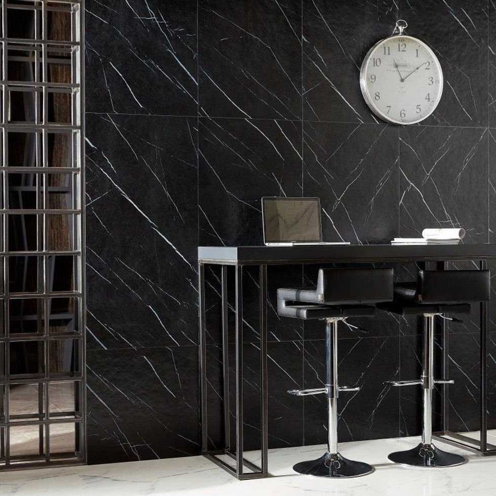 Mur noir veiné, table de bar et tabourets hauts