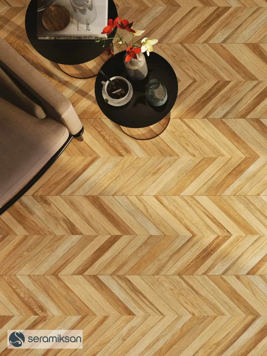 Plancher en bois clair à motif chevrons