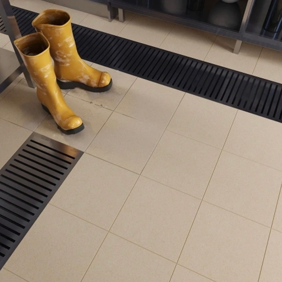 Drains de sol grillagés et bottes jaunes