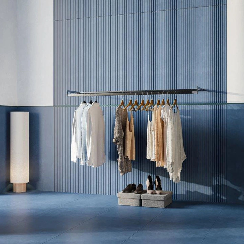 Chambre moderne avec penderie et vêtements