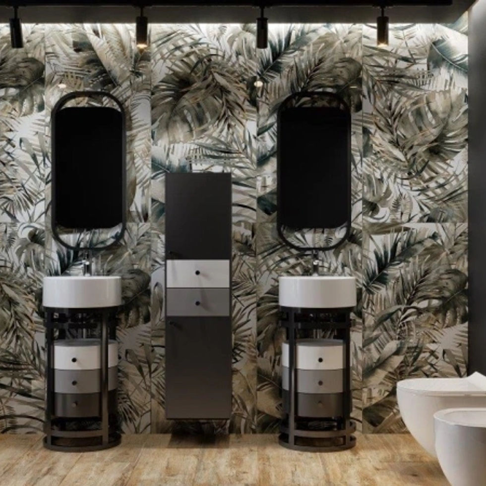 Salle de bain moderne, carrelage mural feuilles tropicales.