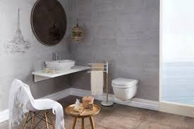 Salle de bain moderne avec murs carrelés gris AVALON OS.