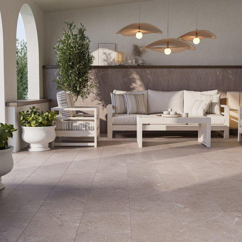 Patio moderne avec canapé blanc, table, plantes, luminaires