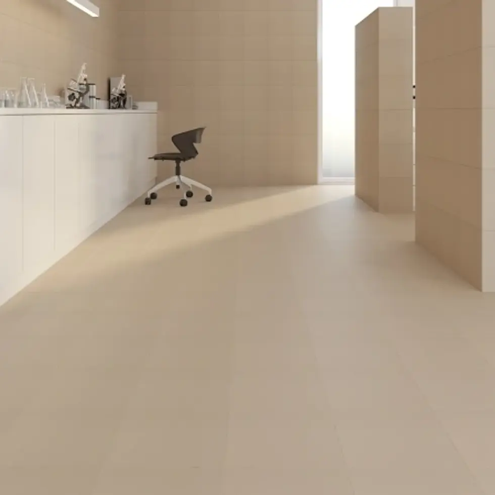 Intérieur moderne avec sol clair et mobilier blanc.