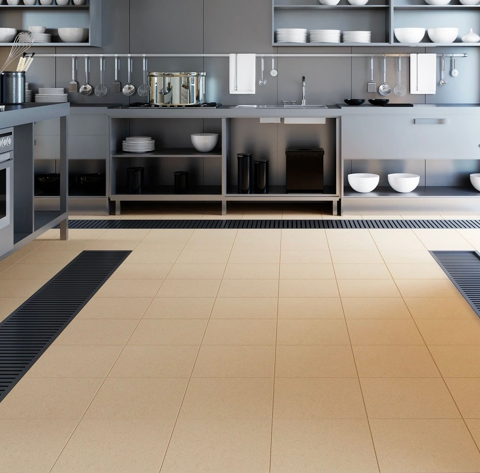 Cuisine professionnelle avec carrelage clair