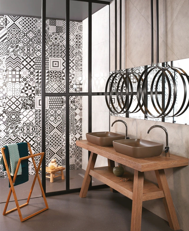 Salle de bain moderne, carrelage mural à motifs, double vasque.