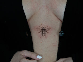 un'ape tatuata sullo sterno