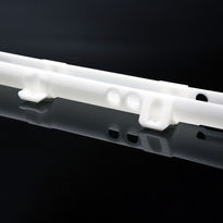 Passage de câble en POM blanc sur fond noir