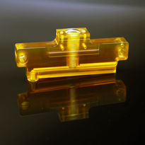 Pièce à usage médical jaune transparente