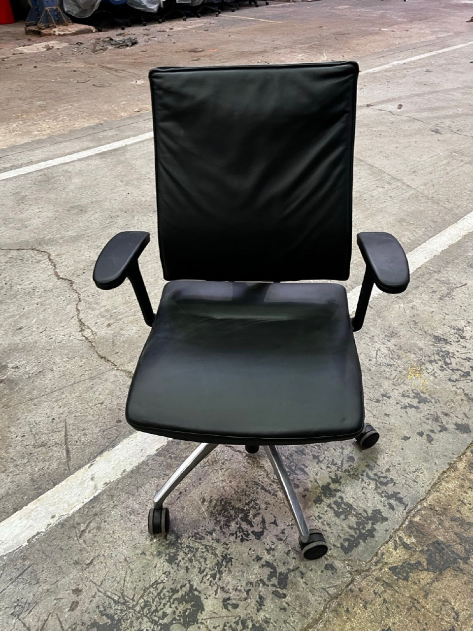 Miniature : Lot de 4 fauteuils de bureau SEDUS cuir noir – sur roulettes (Qté : 1) FAU387