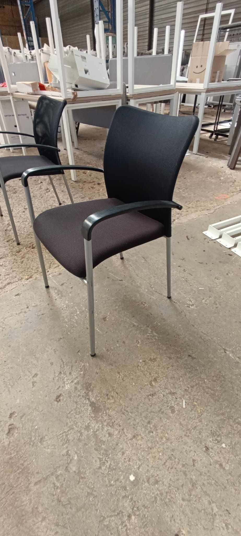 Miniature : Chaise de réunion empilable avec accoudoirs – Noire (Qté : 20) CHA553