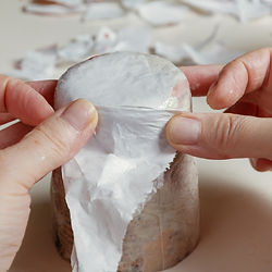 Δημιουργία στρώσεων χαρτιού σε papier-mâché φόρμα στο πλαίσιο εργαστηρίου για ενήλικες