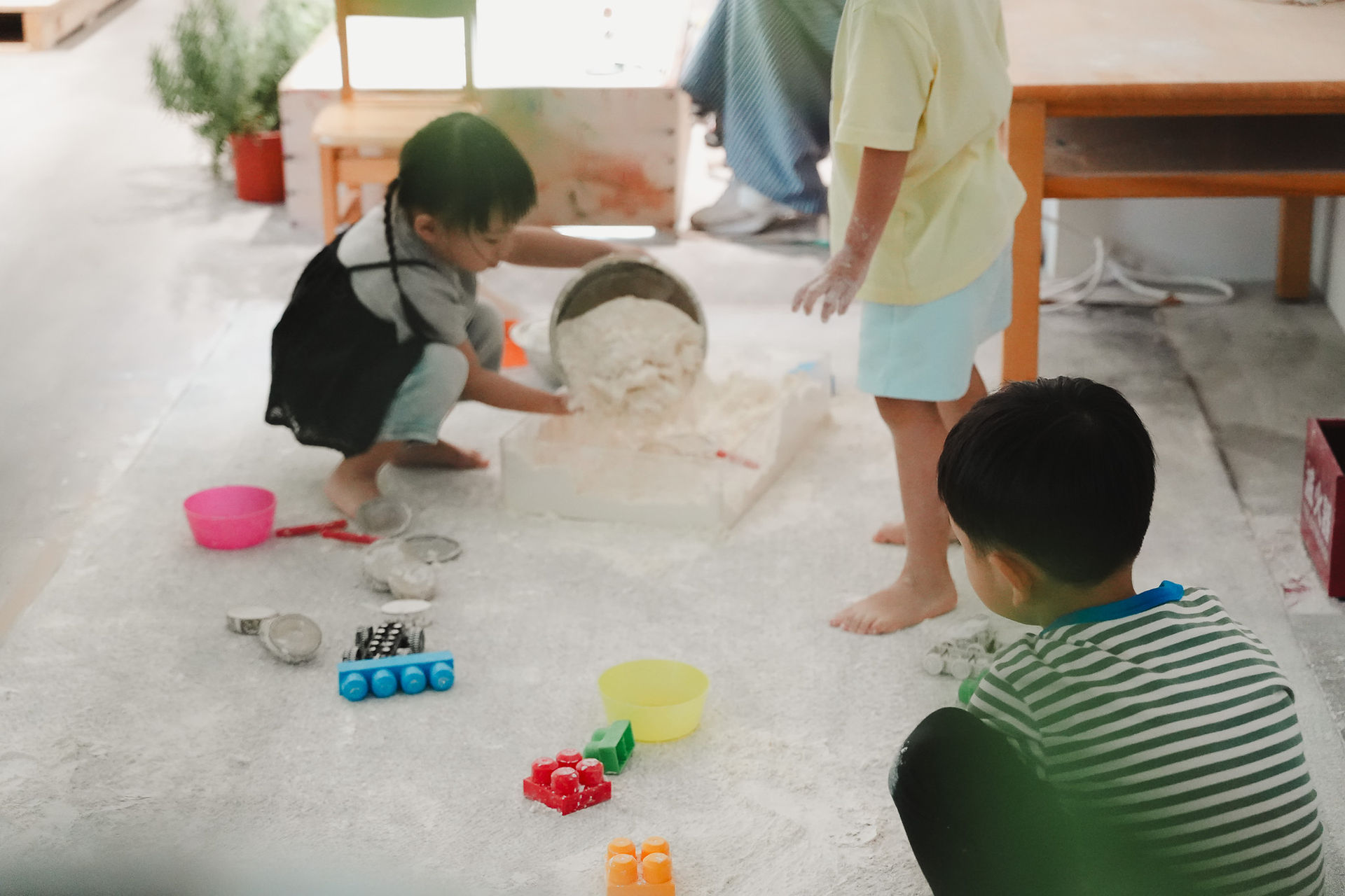 正在探索麵粉的孩子們