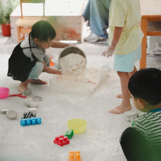 正在探索麵粉的孩子們