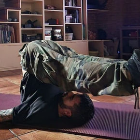 Entrenamiento en casa con peso corporal siguiendo un programa online estructurado