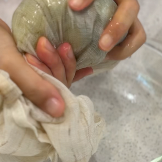 베보자기로 오이 슬라이스를 꽉 비틀어 짜내고 있다. 