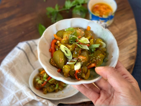 흰 그릇에 담긴 오이지 무침