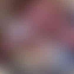 갈비고기를 스텐 그릇에 담고 물을 채우고있다