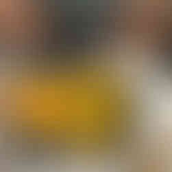 검은 무쇠솥에 스크램블 에그 믹스를 부어주고 있다.