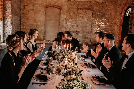 Die Trauzeugen sitzen mit am Hochzeitstisch.