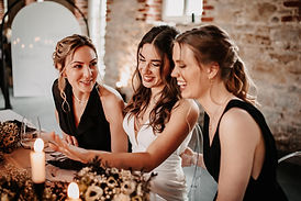 Die Braut ist stolz auf ihren schönen Hochzeitsring.