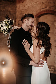 Schöne stimmungsvolle Lichter im Hintergrund betonen die Romantik auf der Hochzeit.
