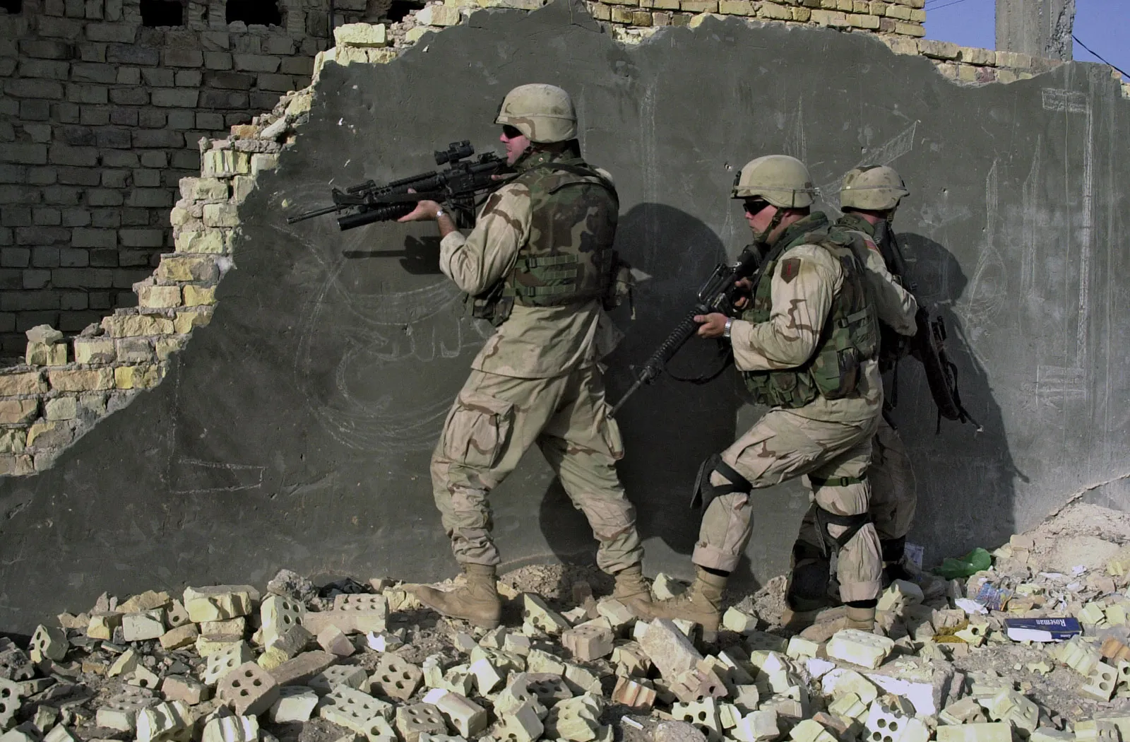 soldiers-helmets-Kevlar-vests-neck-protectors-Iraq-2004.webp