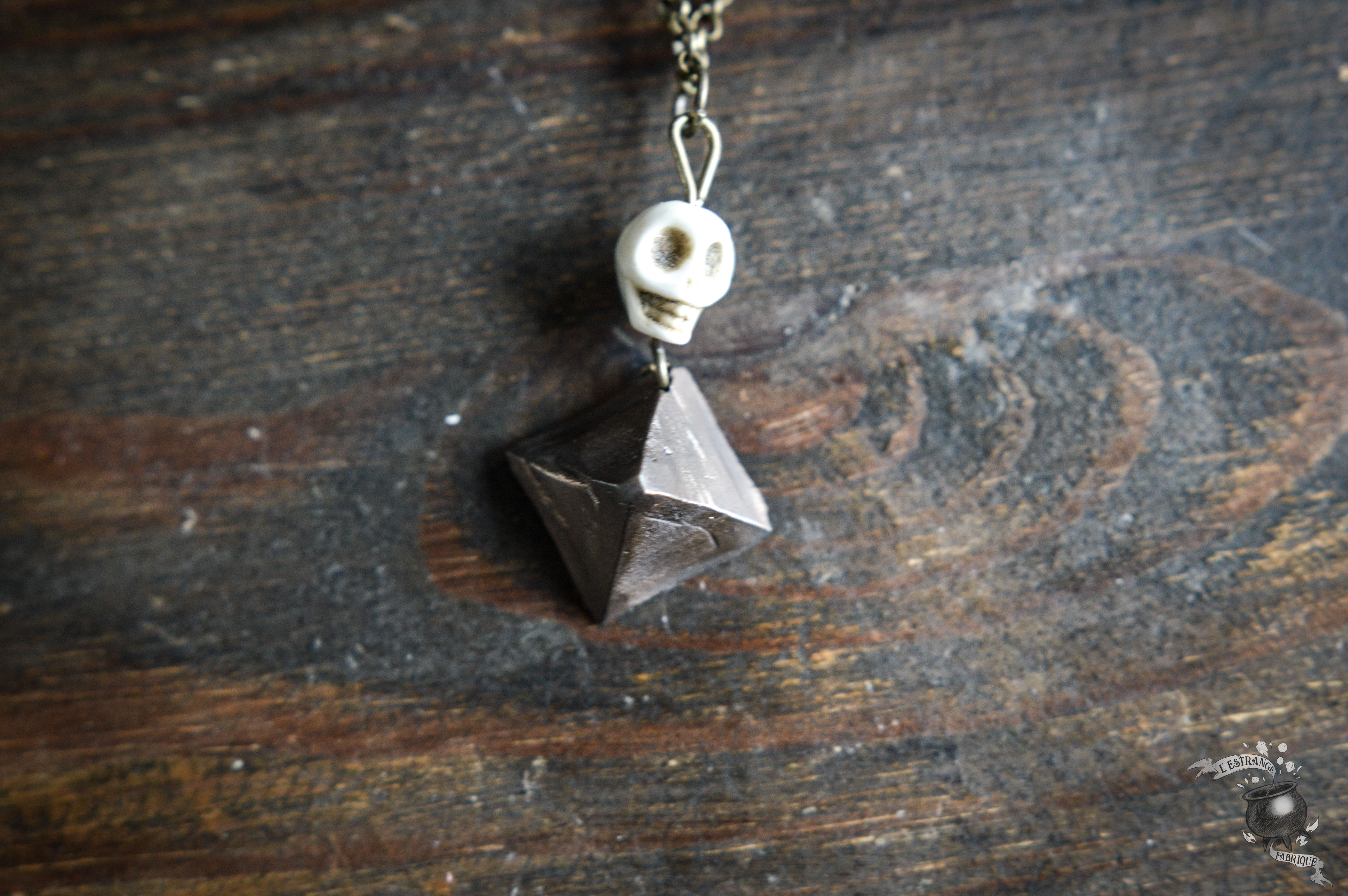 Collier en bronze clair pierre de résurrection