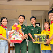 Cùng các chiến sĩ Xuân tình nguyện Cụm Liên kết hoạt động số 3 thăm hỏi và chúc Tết các chốt trạm Bộ