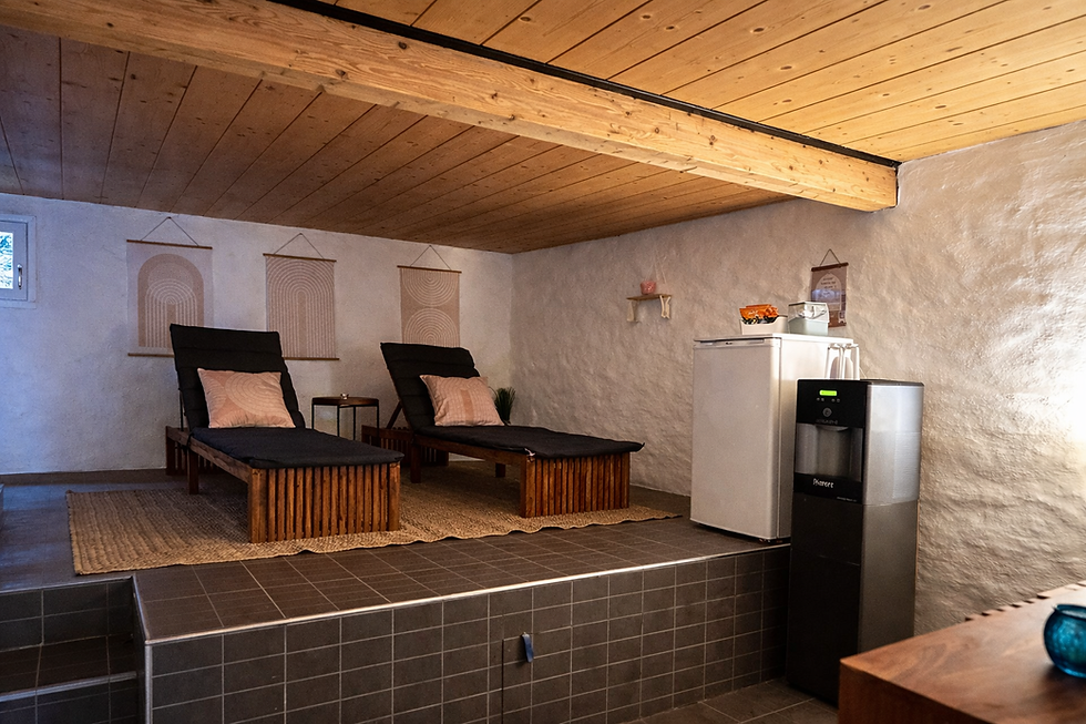 Ruheraum mit Liegen in der Harmony Wellness Suite in Vitznau