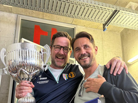 Groli und Wasi posieren mit dem Pokal