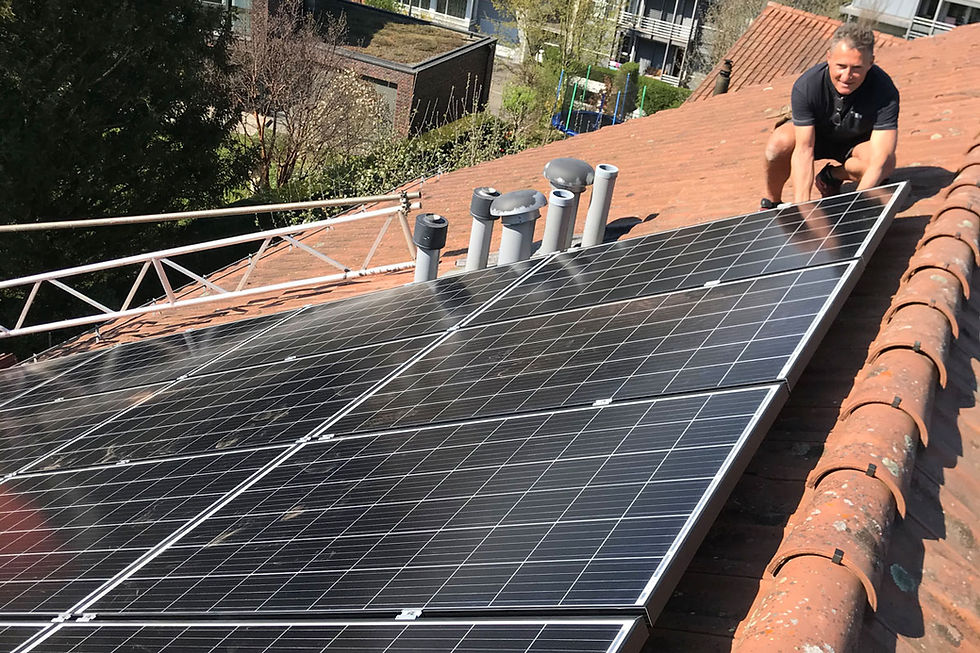 Tarag Monteur beim Installieren von Photovoltaikpanelen auf Giebeldach