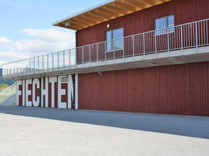 Aussenansicht Gebäude Sportanlage Fiechten
