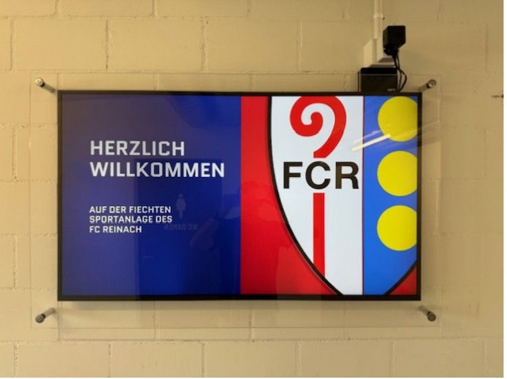 Bildschirm mit FC Reinach Logo und "Herzlich Willkommen" Schriftzug