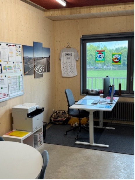 Neu eingerichtetes Büro mit Ikea-Möbel